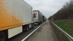 Kamioni satima na granici